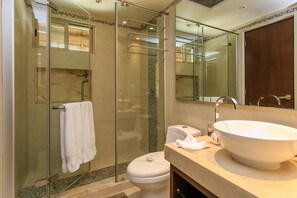 Apartamento, várias camas | Banheiro | Chuveiro, produtos de toalete grátis, secador de cabelo 