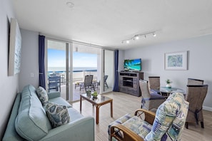 LÀgenhet - 1 kingsize-sÀng med bÀddsoffa (Unmatched beachfront condo with roomy) | Vardagsrum
