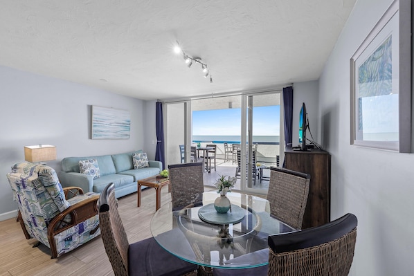 Lägenhet - 1 kingsize-säng med bäddsoffa (Unmatched beachfront condo with roomy) | Vardagsrum