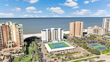 Kondominium, 1 Tempat Tidur King dengan tempat tidur Sofa (Unmatched beachfront condo with roomy) | Eksterior