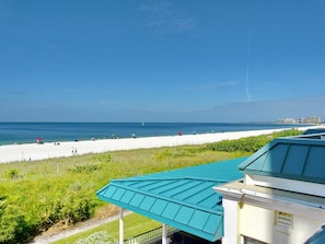 Lejlighed - 1 kingsize-seng med sovesofa (Unmatched beachfront condo with roomy) | Strand-/havudsigt