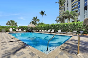 Condo, nhiều giường (Beachfront condo with 180-degree view) | Hồ bơi | Hồ bơi ngoài trời