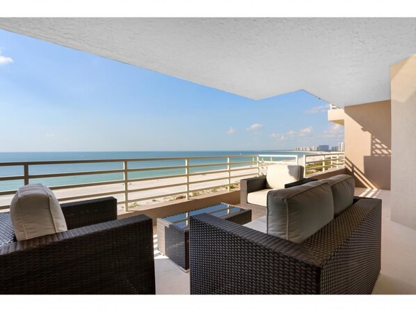 Appart'hôtel, plusieurs lits (Beachfront condo with 180-degree view) | Terrasse/Patio
