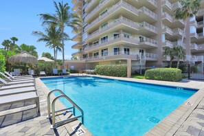 Pool - Beachfront Condo With 180-degree Views and Pool (Marco Island)