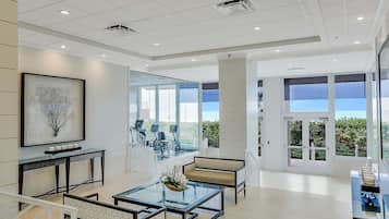 Condo, varias camas (Beachfront condo with 180-degree view) | Interior