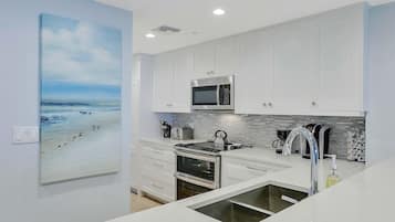 Condo, varias camas (Beachfront condo with 180-degree view) | Cocina privada | Refrigerador, microondas, horno y parrilla de estufa