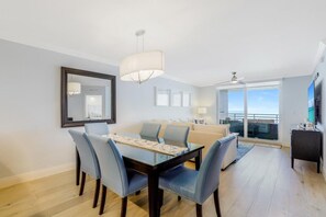 Dining - Beachfront Condo With 180-degree Views and Pool (Marco Island)