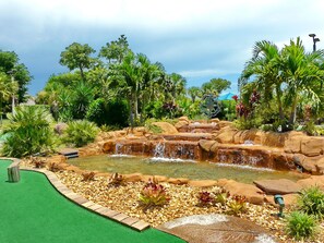 Condo, nhiều giường (Beachfront condo with 180-degree view) | Golf