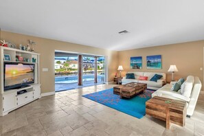 Casa, varias camas (581 Spinnaker Drive) | Sala de estar | Televisión 