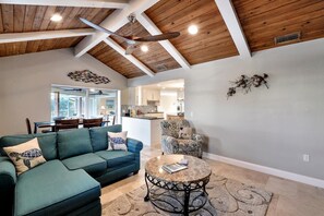 Casa, varias camas (581 Spinnaker Drive) | Sala de estar | Televisión 