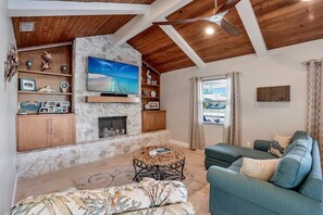 Casa, varias camas (581 Spinnaker Drive) | Sala de estar | Televisión 