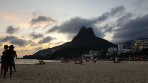 Unclassified image, 4 of 41, button - Famoso Leblon- Moderno - Ótima localização (Rio de Janeiro)
