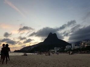 Perto da praia, areia branca, guarda-sóis, 6 bares na praia 
