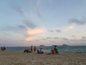 Perto da praia, areia branca, guarda-sóis, 6 bares na praia 