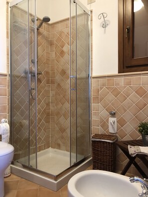 Regadera, secadora de cabello, bidet 