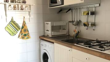 Frigorifero, microonde, forno, piano cottura