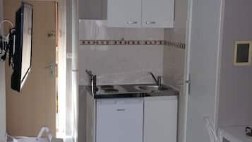 Fridge, stovetop, coffee/tea maker, cookware/dishes/utensils