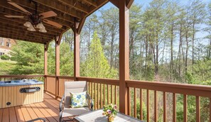 Outdoor spa tub - Great Family Getaway-close to Pigeon Forge-Arcade gaming system-Home Theatre system (Sevierville)