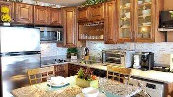 Coffee/tea maker, fridge, microwave, oven