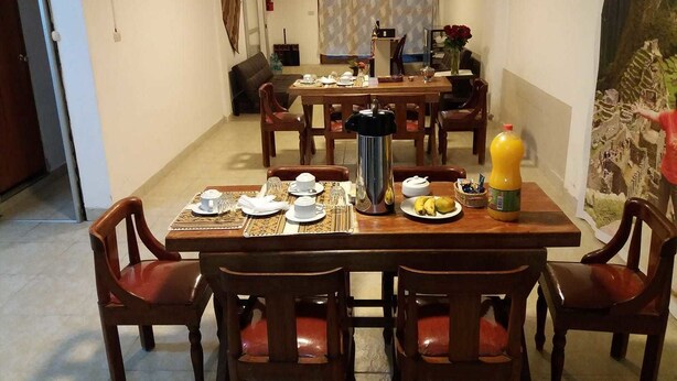 Termasuk sarapan masakan tempatan setiap hari 