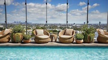 Piscine extérieure, parasols de plage, chaises longues