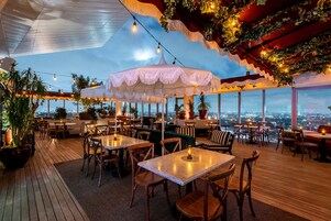 2 bars/lounges, lobby lounge, cocktail bar