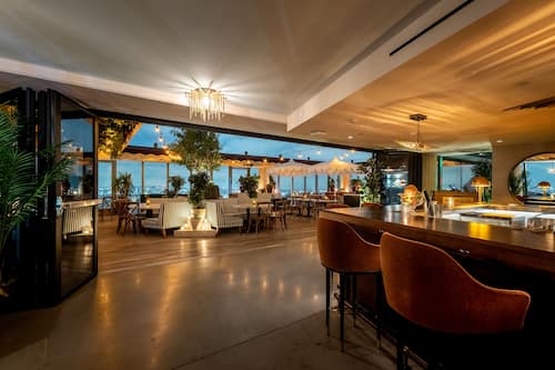 2 bars/lounges, lobby lounge, cocktail bar