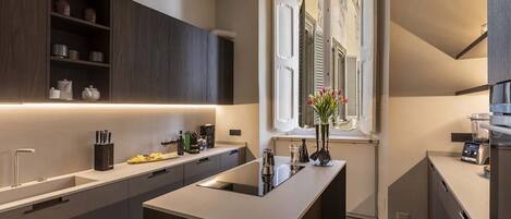 Coffee/tea maker, fridge, microwave, oven