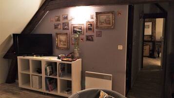 Televisie, een open haard, boeken en een kantoor