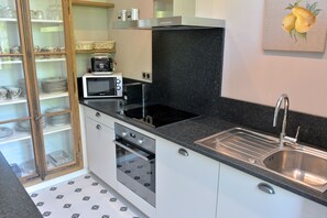 Kühlschrank, Mikrowelle, Ofen, Herdplatte
