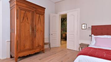 2 chambres, bureau, fer et planche Ă repasser, lit parapluie