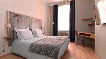 2 slaapkamers, een bureau, een strijkplank/strijkijzer, reisbedje