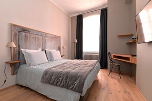 2 bedrooms, desk, iron/ironing board, travel cot