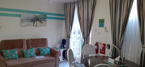 Smart TV, books - Cool's 1bd, Villa B6, On the Beach&Garden View WIFI (Ocho Rios)