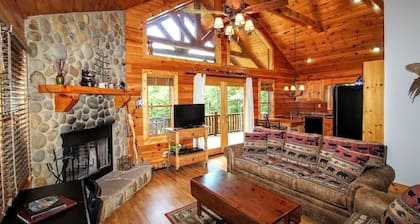 DAYBREAK LOG GETAWAY - NEW HOT TUB!
