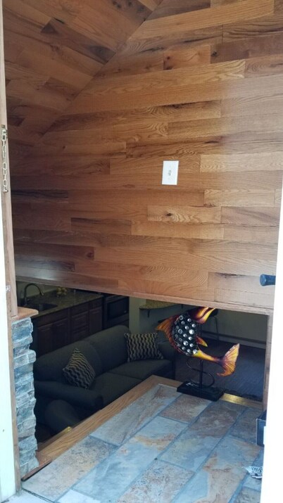 Location, Location! Downtown Luxury 1 Bedroom Apt