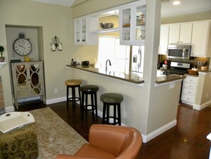 Kylskåp, mikrovågsugn, ugn och spishäll