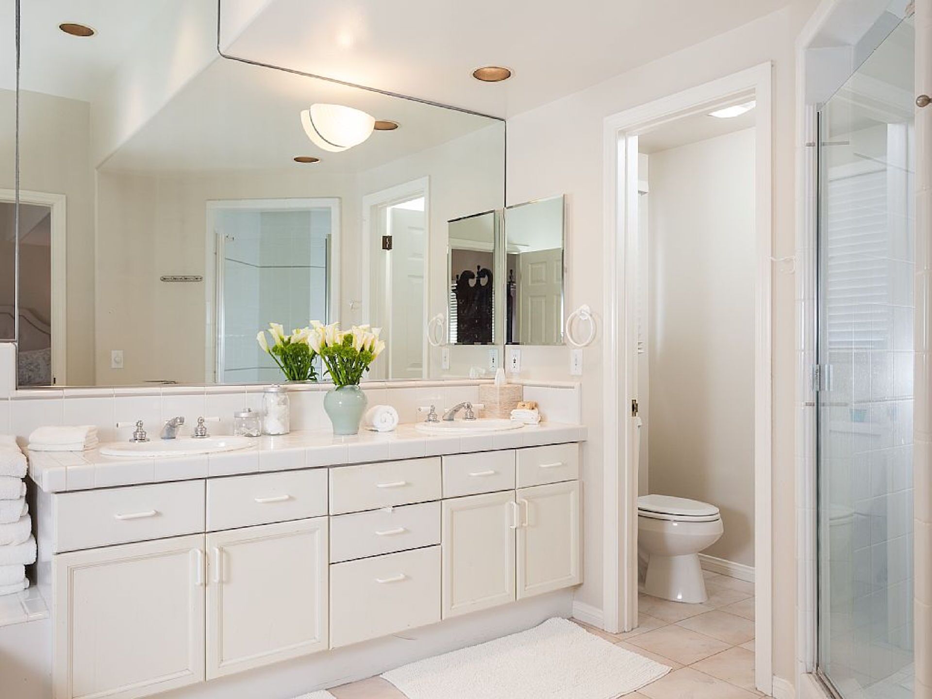 Combined shower/bathtub, hair dryer, towels, soap