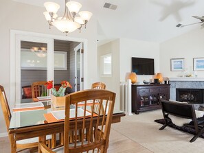 Dining - Quiet Home Beachside town (corona del mar)