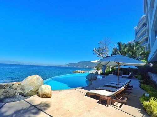 A Dream Worth Dreaming is a 3 bedroom 31/2 bathrooms beachfront property.