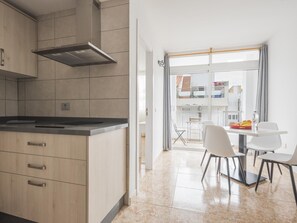Refrigerador, microondas, cafetera y tetera y tostadora 