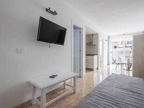 1 makuuhuone, silitysrauta/-lauta, internet, vuodevaatteet