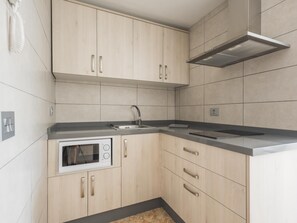 Jääkaappi, mikroaaltouuni, kahvin-/teenkeitin, leivänpaahdin