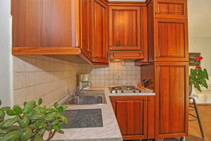 Kühlschrank, Mikrowelle, Herdplatte, Geschirrspüler