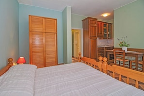 1 habitación, wifi y ropa de cama