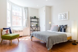 2 Schlafzimmer, Schreibtisch, Bügeleisen/Bügelbrett, Reisekinderbett