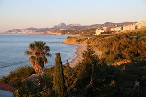 Una playa cerca