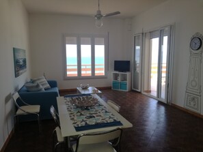 TV - 6 BEDS BEACHFRONT CIN: IT081001C2KSULZGNM CIR: 19081001C239446 (Alcamo)