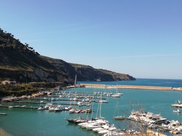 Marina - 6 BEDS BEACHFRONT CIN: IT081001C2KSULZGNM CIR: 19081001C239446 (Alcamo)