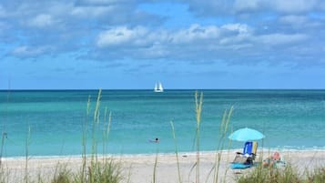 Plage, chaises longues, serviettes de plage